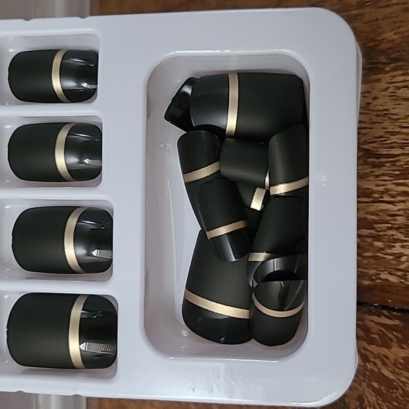2/$16 Black Matte & Glossy Press on Nails - Picture 15 of 15